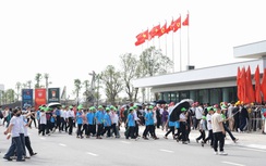 Dòng người nườm nượp đổ về Bảo tàng Lịch sử Quân sự dịp cuối tuần