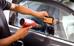 Cách tẩy keo dán phim cách nhiệt trên kính ô tô