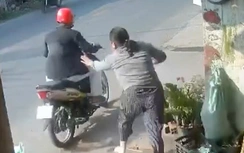 Clip chủ tiệm tạp hóa bị kéo ngã khi truy đuổi thanh niên cướp hai thùng bia