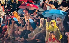TP.HCM: Hàng ngàn người đội mưa chiêm ngưỡng màn trình diễn độc đáo