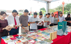Hà Tĩnh trưng bày 50 tranh cổ động tái hiện khí thế hào hùng thống nhất đất nước