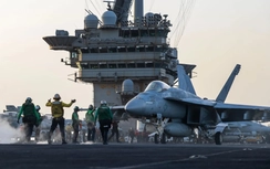 Tàu sân bay Mỹ né tên lửa Houthi khiến tiêm kích F/A-18 rơi xuống biển