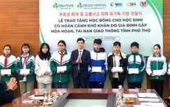 Bảo hiểm VNI trao học bổng cho con em các nạn nhân tai nạn giao thông