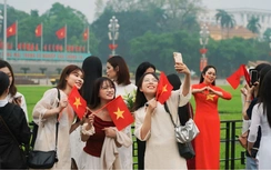 Hà Nội: Người dân, du khách hân hoan đón lễ 30/4 trên khắp phố phường