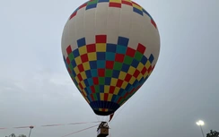 Vĩnh Phúc: Người dân đội mưa xem Festival Khinh khí cầu 2025