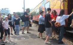 Du khách hào hứng trên chuyến tàu "xuyên thời gian" về miền đất võ Bình Định