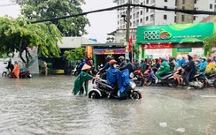 Mưa lớn từ sáng sớm, TP.HCM ngập nặng nhiều nơi: Xe chết máy, rác trôi đầy đường