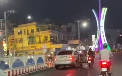 Đồng Tháp: Người phụ nữ "đại náo" đường phố, rượt theo ô tô, đập bể kính xe