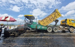 Đội nắng thảm nhựa cầu vượt sông dài nhất cao tốc Hoài Nhơn - Quy Nhơn