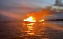 Nghệ An: Cháy tàu cá trên biển, 6 ngư dân may mắn thoát nạn