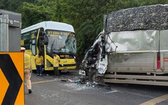 Bản tin TNGT 19/5: Xe tải va chạm ô tô khách trên quốc lộ 6, tài xế bị thương nặng