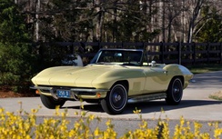 Xế cổ Chevrolet Corvette gần 60 tuổi vẫn như mới