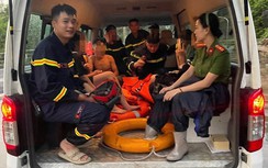 Công an Hòa Bình giải cứu 11 học sinh mắc kẹt khi tắm suối