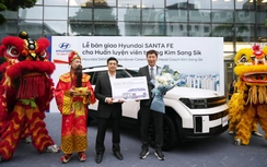 HLV Kim Sang-sik được tặng xe Hyundai Santa Fe