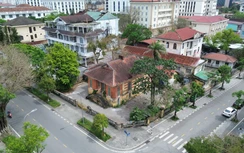 Huế: Loạt trụ sở cũ trên “đất vàng” bỏ hoang gây lãng phí