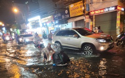 TP.HCM: Hễ mưa là ngập, người dân chật vật về nhà