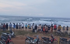 Học sinh lớp 8 bị sóng cuốn mất tích khi tắm biển ở Bình Định