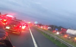 Hai tuyến cao tốc cửa ngõ TP.HCM quá tải, ùn ứ hơn 3 giờ