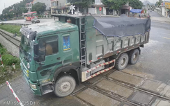 Tài xế xe tải đâm gãy gác chắn đường sắt ở Thanh Hóa bị phạt 11 triệu đồng