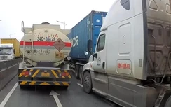 Xe container đâm thẳng vào đuôi phương tiện đi trước