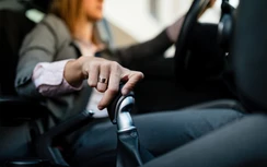 Những thói quen gây hại cho hộp số ô tô