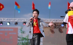 Tùng Dương, Isaac và Duyên Quỳnh xúc động hát tại Nhật khi thấy lá cờ đỏ sao vàng tung bay