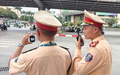 Hàng loạt xe máy đi ngược chiều, leo vỉa hè bị CSGT ghi hình phạt nguội