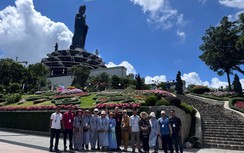 Ngàn người đổ về Núi Bà Đen chiêm bái xá lợi Đức Phật
