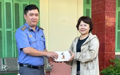 Khách đãng trí quên hết giấy tờ, ví tiền trên tàu