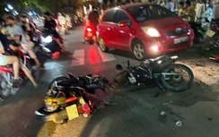 Hà Nội: Ô tô con đâm liên hoàn 6 xe máy, 2 người bị thương