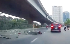 Đi xe máy thiếu quan sát, thanh niên đâm thẳng vào biển báo thi công
