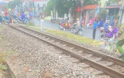 Đi xe đạp điện qua đường ngang, nam thanh niên bị tàu hỏa cán tử vong
