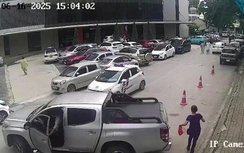 Bản tin TNGT 17/6: Đạp nhầm chân ga khi lùi, xe bán tải cán trúng người phụ nữ