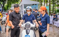 Gần 1.000 người đội nắng đổi xe máy xăng lấy xe điện