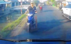 Lãnh hậu quả vì điều khiển xe máy mất tập trung
