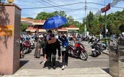 Cảnh sát cơ động cõng thí sinh gãy chân do tai nạn giao thông kịp giờ vào phòng thi
