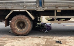Xe máy va chạm với ô tô khiến 2 người thương vong ở Sơn La