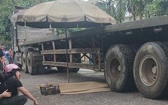 Bất ngờ ngã xuống đường, 2 người đi xe máy bị xe đầu kéo cán thương vong