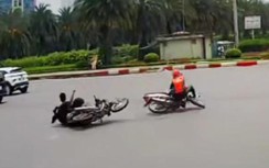 Hai xe máy gặp tai nạn vì vượt đèn đỏ