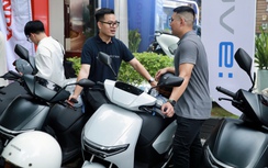 Honda bàn giao xe máy điện CUV e: cho khách hàng