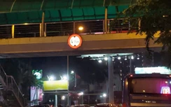 Giao thông TP.HCM thay đổi thế nào khi thí điểm đèn LED vỉa hè và biển báo phát sáng?