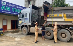 CSGT Lạng Sơn đến tận nhà đo thùng xe, yêu cầu chủ phương tiện ký cam kết không vi phạm
