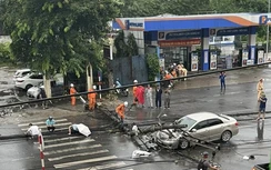 Thái Nguyên: Cây đổ đè trúng ô tô, nhiều tài sản hư hại  sau cơn giông lốc chiều 19/7