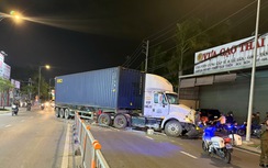 Tông nát dải phân cách, container nằm chắn ngang đường khiến giao thông ùn ứ