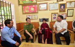 Bộ trưởng Bộ Công an thăm, tặng quà gia đình chính sách ở Tuyên Quang