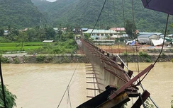 Đứt cáp cầu treo, ô tô chở 3 người rơi xuống sông ở Điện Biên
