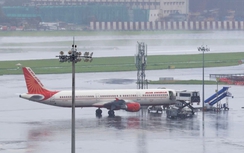 Máy bay Air India bị cháy phần đuôi sau khi hạ cánh tại Delhi, Ấn Độ