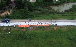 Hà Nội phủ bạt, khắc phục hai đoạn đê lún, nứt