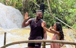 YouTuber người Nigeria Cee Jay bắt cá, sống giữa chuồng vịt khi tham gia Cha con vạn dặm