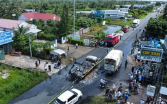 Xe tải va chạm xe máy trên quốc lộ 1 qua Cà Mau, 2 người tử vong tại chỗ